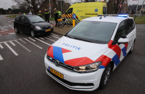 Auto komt in botsing met fietser Poeldijkseweg Wateringen