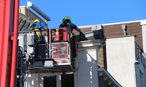 3 augustus Brandweer haalt loshangend stuk daklood los Achterom Delft
