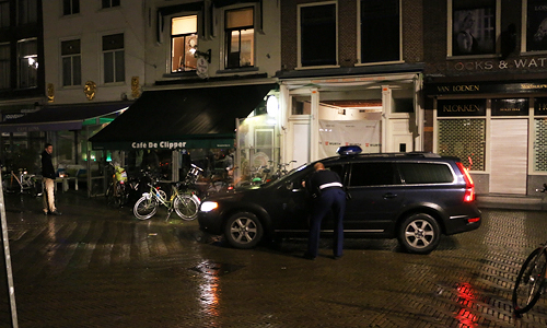 22 januari Supporters stormen Café de Clipper binnen Delft