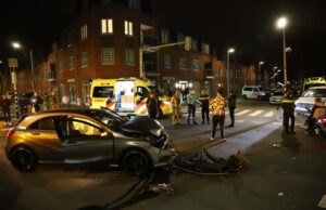 Flinke aanrijding tussen busje en personenauto Parallelweg Den Haag