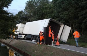 Vrachtwagen zakt weg in berm bij uitwijkactie Burgerdijkseweg De Lier