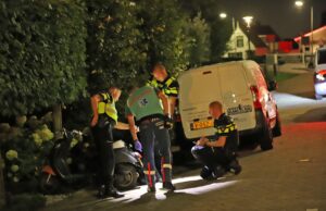 Dronken scooterrijdster knalt op geparkeerd busje Hoogweg De Lier