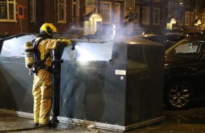 Container met restafval in brand gestoken Van Ruysbroekstraat Den Haag