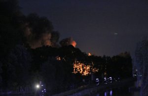 Grote brand in hobbyloods op moestuinencomplex Waddinxveen