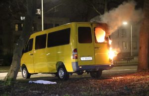 Geparkeerde bedrijfsbus in brand gestoken Guntersteinweg Den Haag