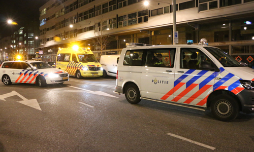 7 april Auto over de kop beland na eenzijdig ongeval Amsterdamse Veerkade Den Haag