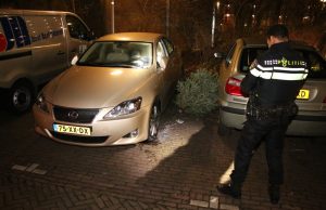 Vandalen proberen auto in brand te steken met kerstboom Willem Bilderdijkhof Delft