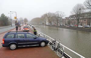 Automobilist raakt onwel en ramt hek Zuidwal Delft