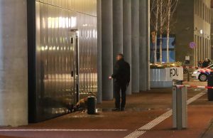 Verdachte koffer voor overheidsgebouw zorgt voor grote politie inzet Rijnstraat Den Haag