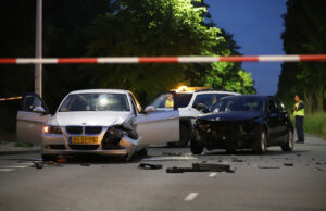 Flinke schade en gewonde na aanrijding tussen twee auto’s Escamplaan Den Haag