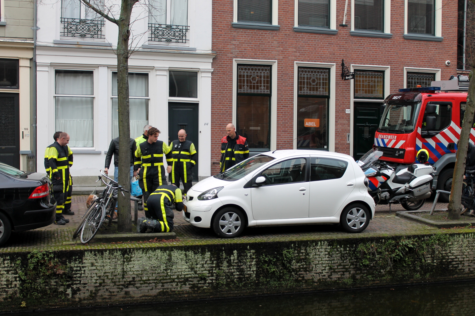 14 december Politie haalt kat onder motorkap vandaan Oude Delft