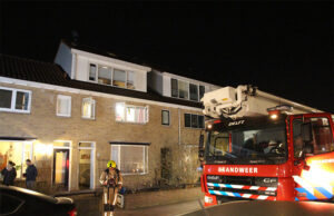 Geparkeerde auto’s blokkeren route voor brandweer bij woningbrand Mackaystraat Delft