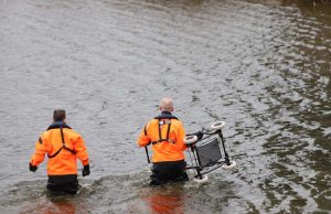 Kinderwagen in water zorgt voor inzet hulpdiensten Laan van Wateringseveld Den Haag