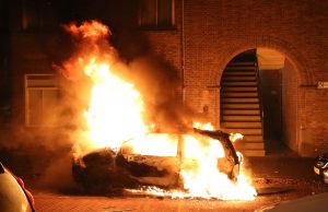 Auto in brand gestoken Van Ruysbroekstraat Den Haag