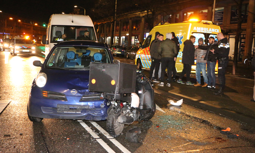 15 januari Gewonde bij flinke aanrijding tussen scooter en auto Hoefkade Den Haag