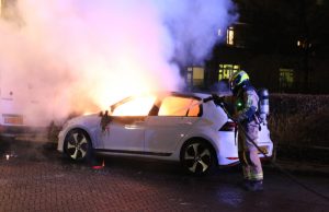 Auto volledig uitgebrand Swanenburgstraat Den Haag