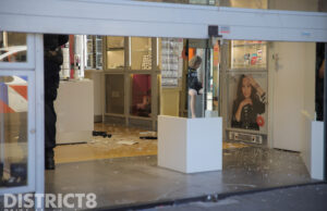 Vitrines kapotgeslagen bij overval Lucardi Leyweg Den Haag