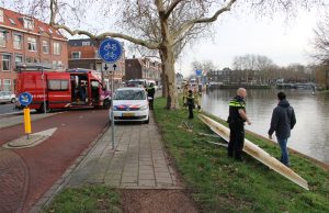 Kano omgeslagen, hulpdiensten schalen groot op Oostpoortbrug Delft