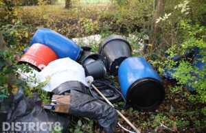 Flinke hoeveelheid afval uit drugslab gedumpt in bosschage Sportring Delft