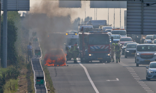 27 september Brandweer blust brandende auto op vluchtstrook A4 Rijswijk