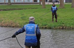 Politie zoekt in water naar moordwapen Delftse crimineel Karel Pronk Hendrick de Keyserweg Delft
