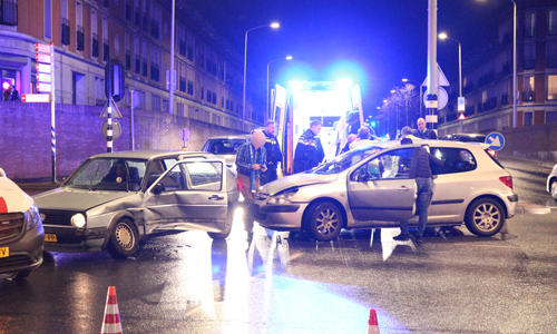 29 maart Twee gewonden bij aanrijding berucht kruispunt Parallelweg Den Haag