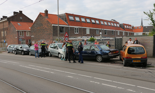 21 juni Automobilist rijdt tegen geparkeerde auto aan; 4 auto’s schade Phoenixstraat Delft