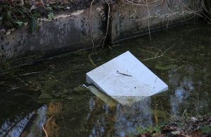 Politie treft opengebroken kluis aan in slootje Middelweg Den Haag