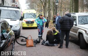 Fietster rijdt tegen openslaande deur van busje en raakt gewond Lange Voorhout Den Haag
