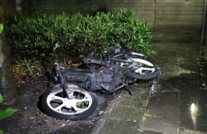 Brommer in brand gestoken op afgesloten plantsoen Stastokstraat Den Haag