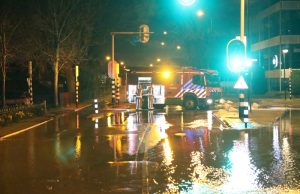 Waterleidingbreuk zorgt voor nachtelijk waterballet Sir Winston Chuchillaan Rijswijk
