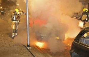 Auto gaat in vlammen op na harde knal Prunuslaan Delft