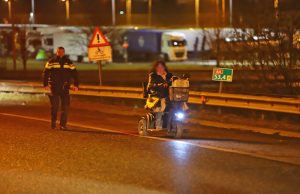 Politie haalt vrouw in scootmobiel van toerit A4 Den Hoorn