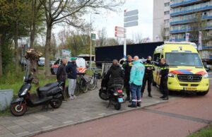 Twee bromfietsen komen met elkaar in botsing Erasmusweg Den Haag