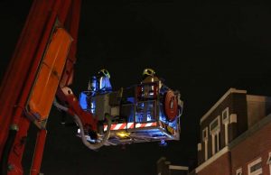 Brandweer blust kleine brand in schoorsteen Van Nijenrodestraat Den Haag
