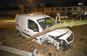 Busje klapt op lantaarnpaal en boom Sir Winston Churchillaan Rijswijk