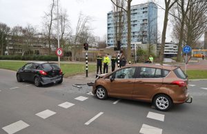 Twee gewonden en flinke schade na kop-staart botsing Prinses Beatrixlaan Delft