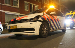 Scooterrijder gewond na aanrijding met politieauto Hoefkade Den Haag