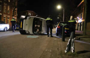 Busje klapt op Hagenaartje en komt op zijkant terecht Wouwermanstraat Den Haag