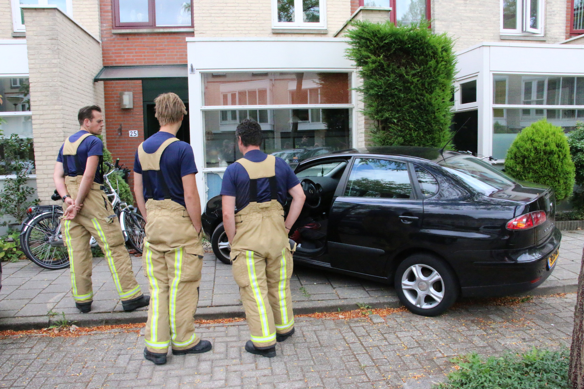 18 augustus Auto rijdt tegen gevel woning, rijbewijs ingenomen Waterloop Delft