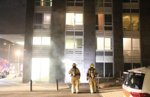 Drie gewonden bij grote brand in berging Waldorpstraat Den Haag