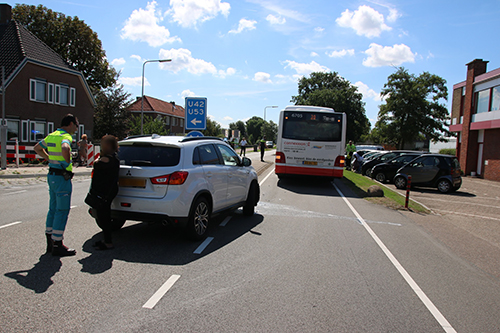 17 augustus Flinke aanrijding tussen auto en lijnbus Middel Broekweg Honselersdijk