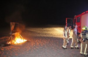 Afvalverzamelpunt in brand gestoken; brandweer forceert hek Arendsduin ‘s-Gravenzande