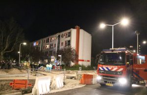 Brandweer blust brand in kelder Maartensdijklaan Den Haag