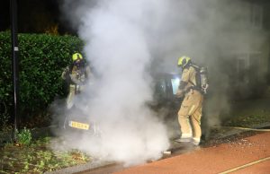 Auto vliegt in brand Jaagpad Rijswijk