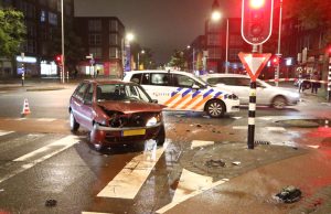 Bestuurder vlucht na aanrijding Kempstraat Den Haag