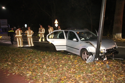 4 november Auto crasht tegen lantaarnpaal Lange Kleiweg Rijswijk