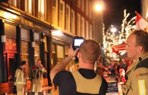 Stadsverlichting komt brandend naar beneden vallen Korte Houtstraat Den Haag