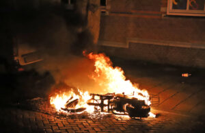 Scooter in brand gestoken Van Damstraat Den Haag
