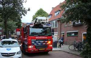 Branweer rukt uit voor kat in dakgoot Isaäk Hoornbeekstraat Delft